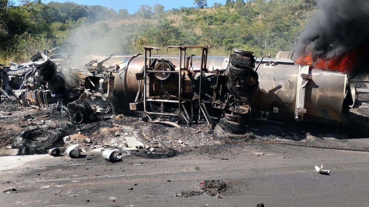 Motorista morre após colisão entre carretas na BR-116 em Minas Gerais