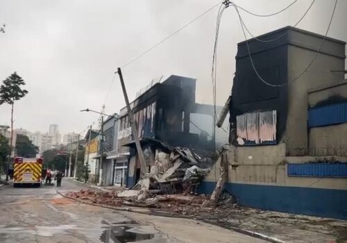 Dois incêndios de grandes proporções atingem galpões comerciais no Centro de SP