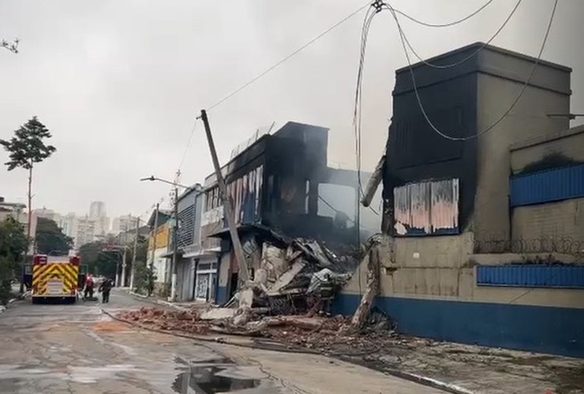 Dois incêndios de grandes proporções atingem galpões comerciais no Centro de SP