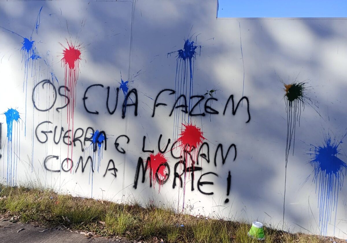 Muros da embaixada dos EUA são vandalizados em Brasília; veja fotos e vídeo