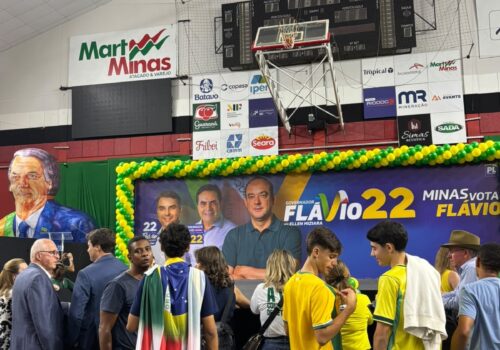 Flávio Bolsonaro participa de lançamento da candidatura de Roscoe ao governo de Minas