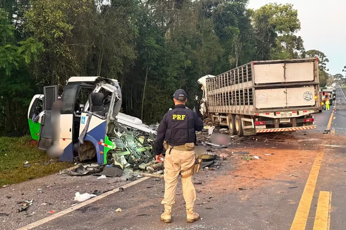 Acidente na BR-373: corpos chegam ao IML de Ponta Grossa (PR); 12 já foram identificados