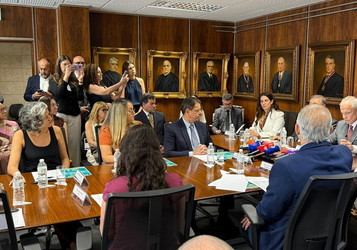 Candidatos ao governo de SP assinam termo de compromisso com a democracia e contra desinformação
