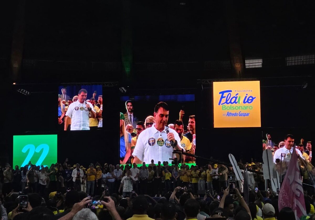 Em comício, Flávio Bolsonaro promete classificar facções como terroristas e promete 'declarar guerra'