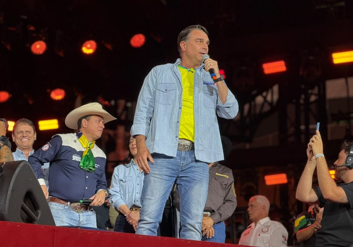 Em Barretos, Flávio Bolsonaro diz que agro é 'muito atacado' e promete resgatar setor
