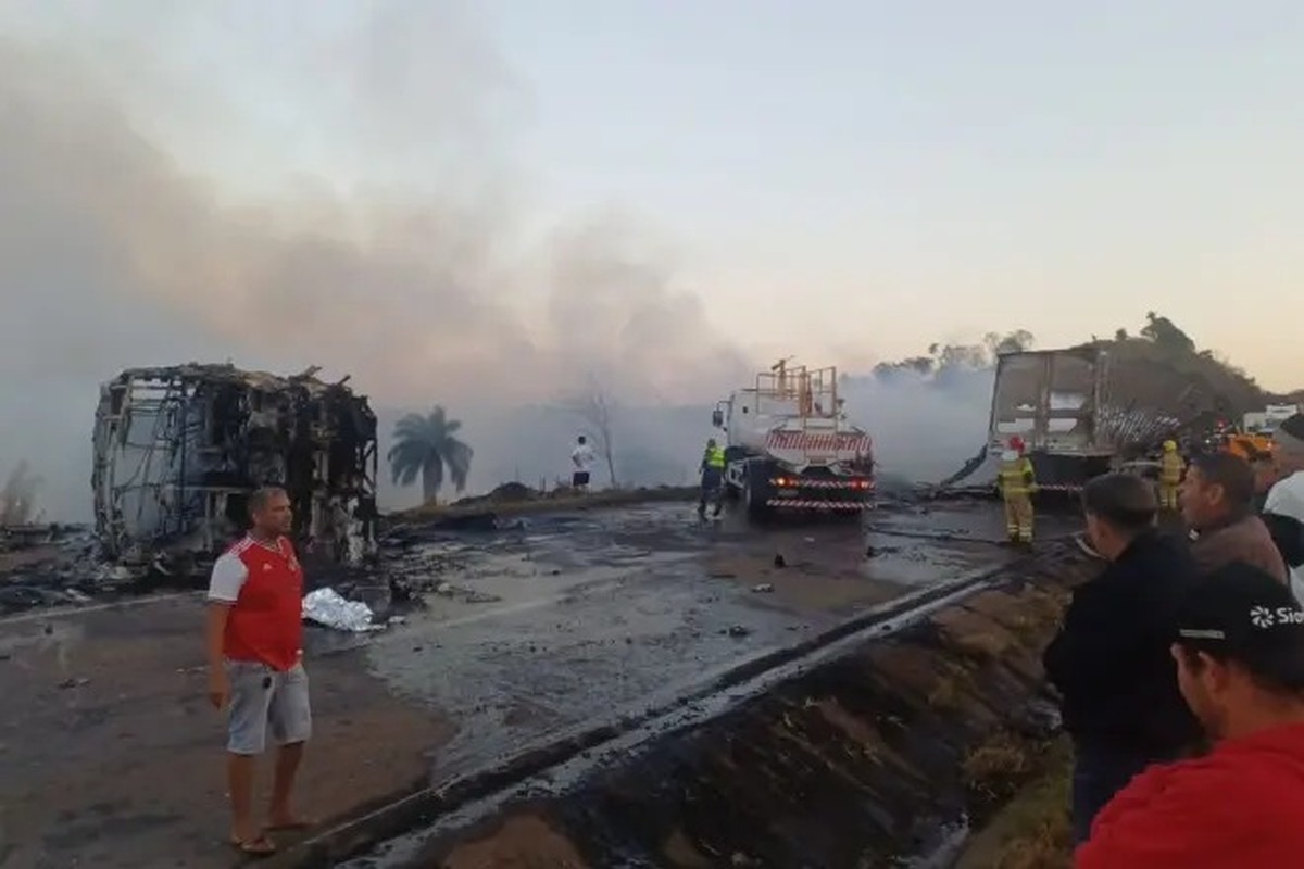 MG: polícia investiga acidente com ônibus e carreta na BR-040 que deixou dois mortos e 25 feridos