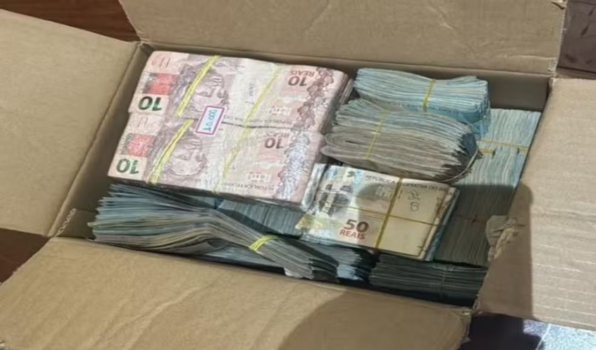 Quatro pessoas são presas em operação contra policiais suspeitos de cobrar propina para liberar cargas
