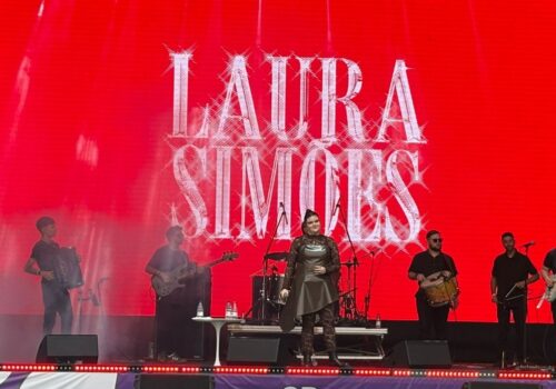 Laura Simões leva raízes pernambucanas ao palco do SP Gastronomia e prepara álbum para 2027