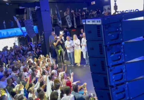 Tarcísio canta música gospel em ato de campanha e evita citar Flávio Bolsonaro