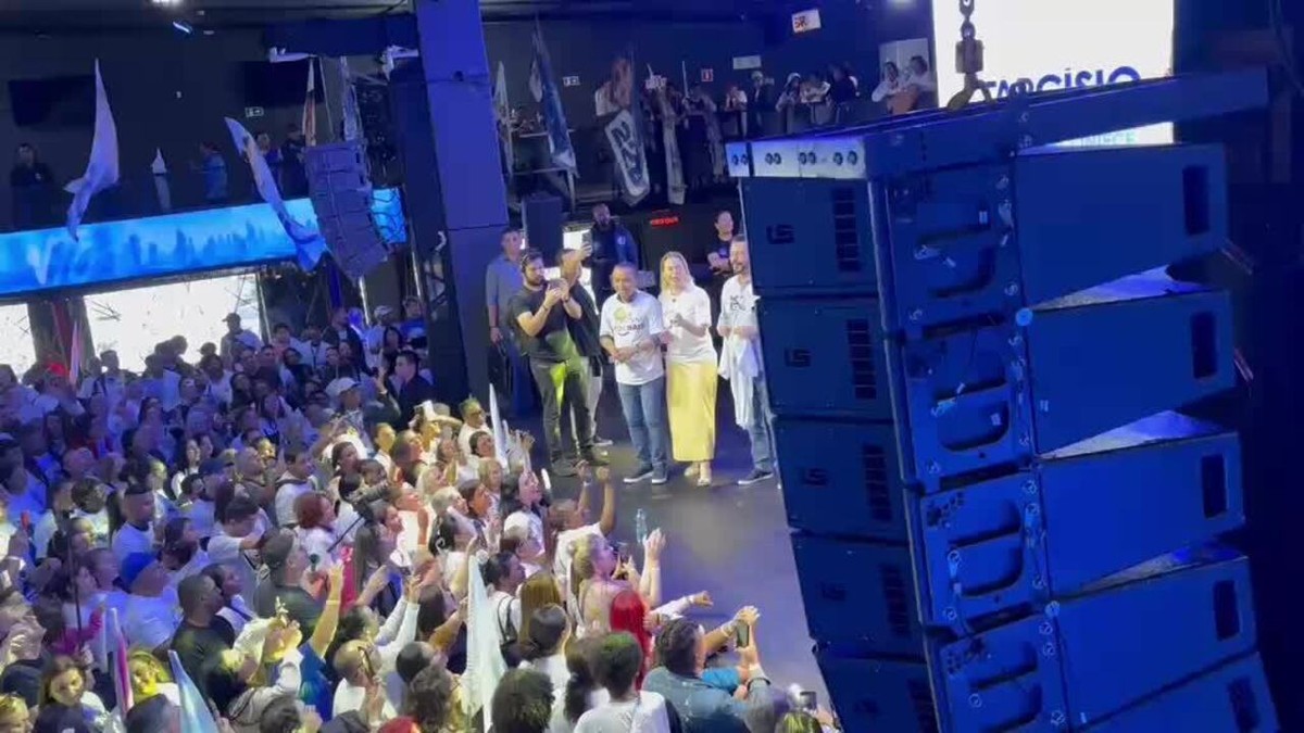 Tarcísio canta música gospel em ato de campanha e evita citar Flávio Bolsonaro