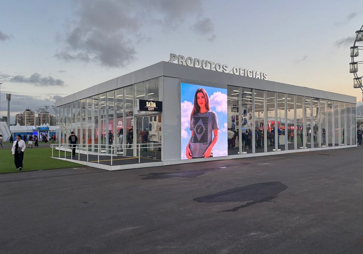 Lojas com produtos oficiais e licenciados do Rock in Rio 2026 são tomadas por filas no início do festival