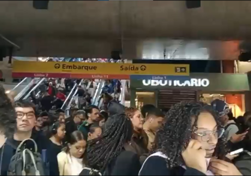 Linha 4-Amarela em SP tem passageiros presos em trens e estações superlotadas por falha