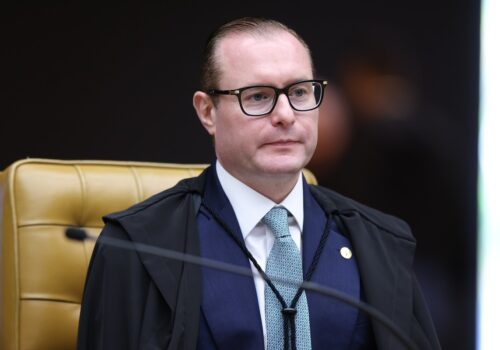 Zanin determina que Anatel garanta acesso gratuito a site de checagem de notícias falsas do TSE