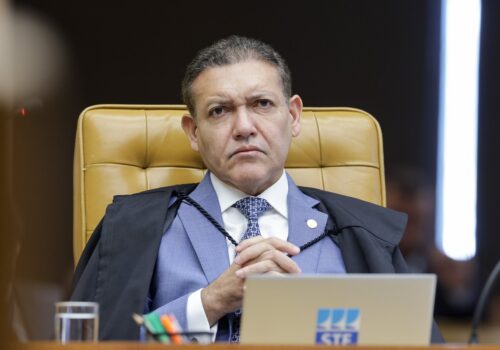 TSE manda suspender jingle de Lula que associa Flávio Bolsonaro a rachadinha e caso Master