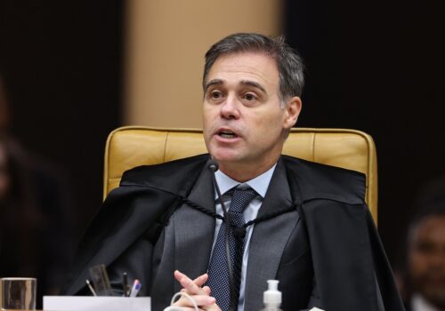 Mendonça usa identidade evangélica também como estratégia de comunicação política, diz teólogo