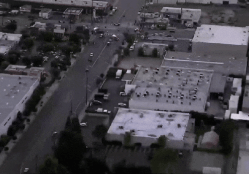 Helicóptero da NBC News cai enquanto cobria acidente de trânsito em Los Angeles; veja vídeo do momento