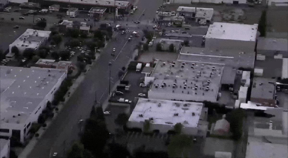 Helicóptero da NBC News cai enquanto cobria acidente de trânsito em Los Angeles; veja vídeo do momento