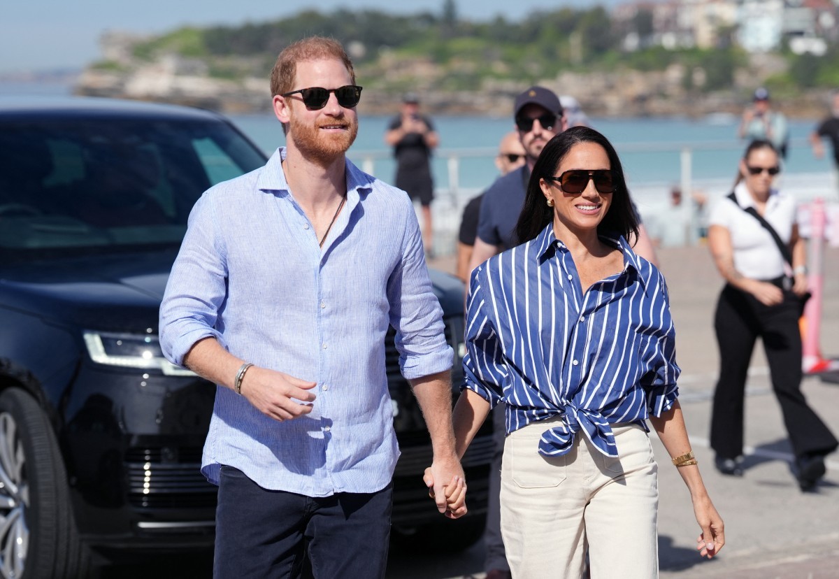 Harry e Meghan se surpreendem com carta do rei Charles afirmando que são 'cidadãos comuns' no Reino Unido, diz TV