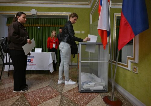 Rússia realiza eleições parlamentares inclusive em áreas dentro da Ucrânia; Governo Zelensky critica