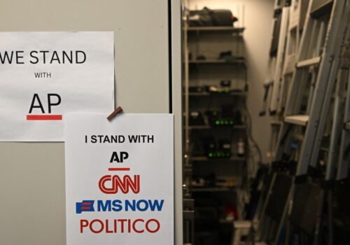 CNN, MS NOW e Politico voltam a acionar Justiça após jornalistas terem entrada negada na Casa Branca