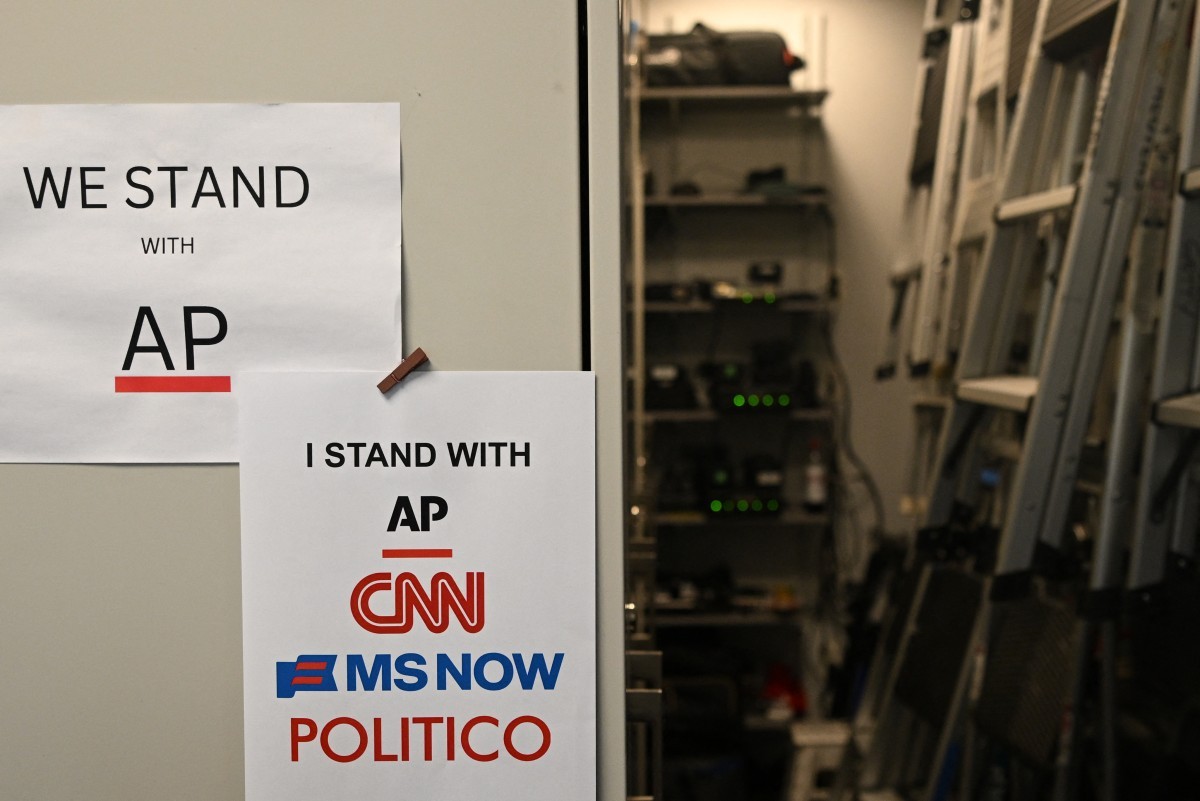 CNN, MS NOW e Politico voltam a acionar Justiça após jornalistas terem entrada negada na Casa Branca