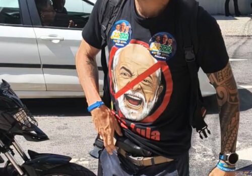 Deputado do PL mostra arma durante confusão com candidato do PSOL no Rio