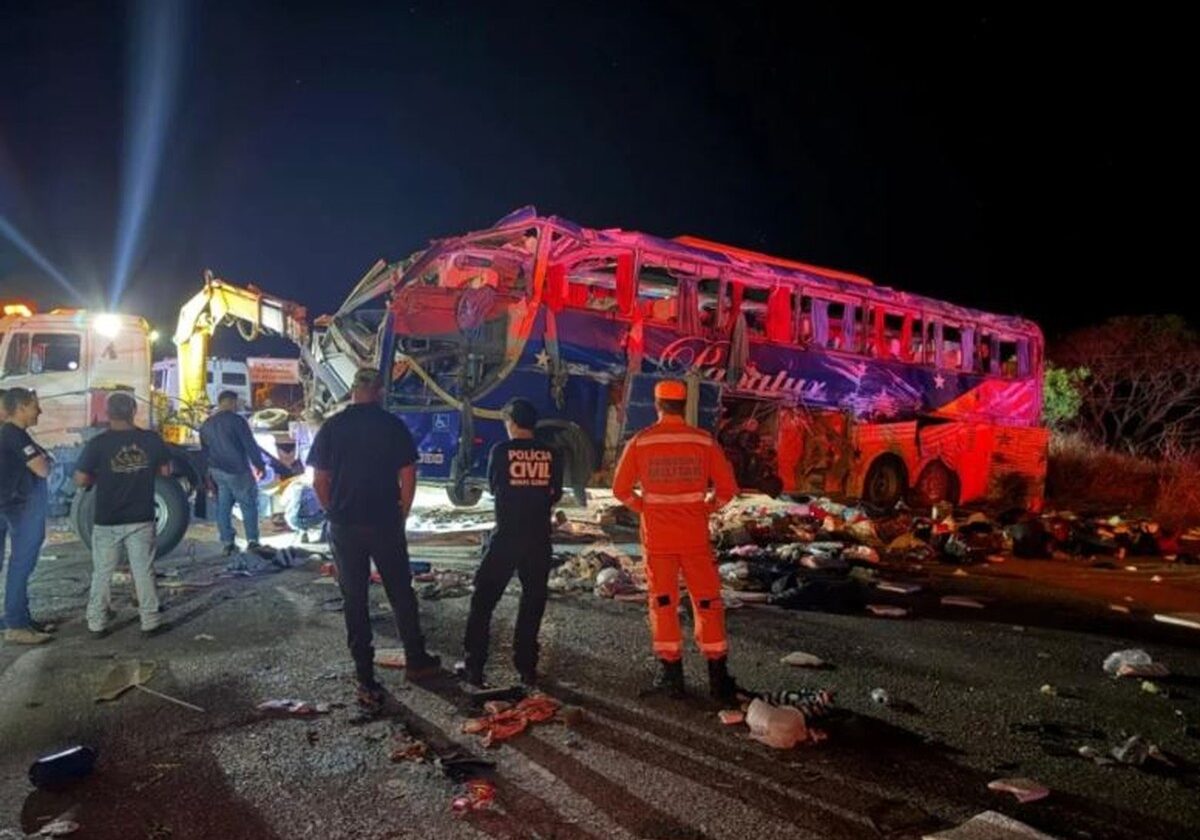 Acidente entre ônibus de turismo e carreta no norte de MG deixa seis mortos e 43 feridos