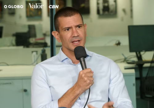 Douglas Ruas tenta se descolar de Cláudio Castro em sabatina: 'nunca tive relação de intimidade'