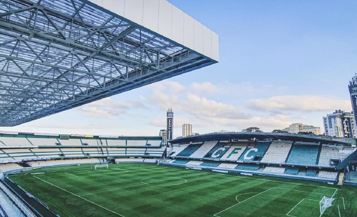 Onde assistir a Coritiba x Athletico-PR pelo Brasileirão e aos outros jogos desta sexta (11)