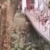 Ponte cai na Indonésia durante inauguração e deixa feridos; veja vídeo