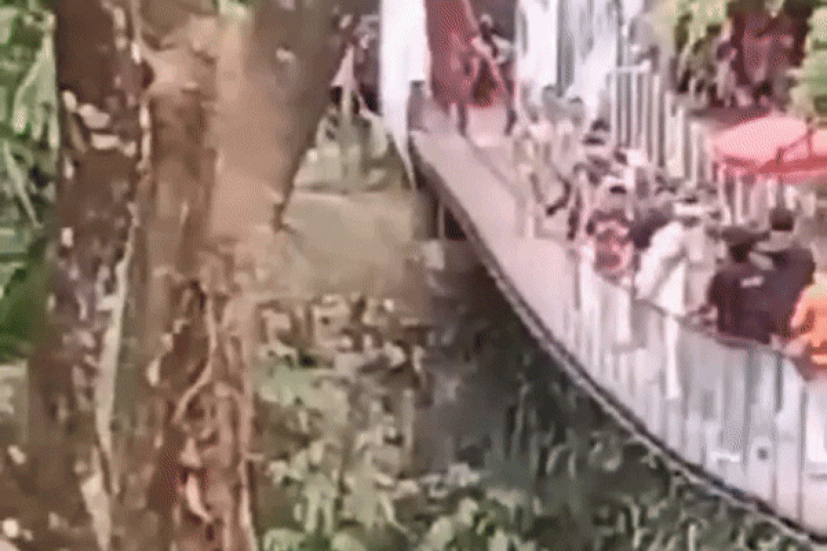 Ponte cai na Indonésia durante inauguração e deixa feridos; veja vídeo