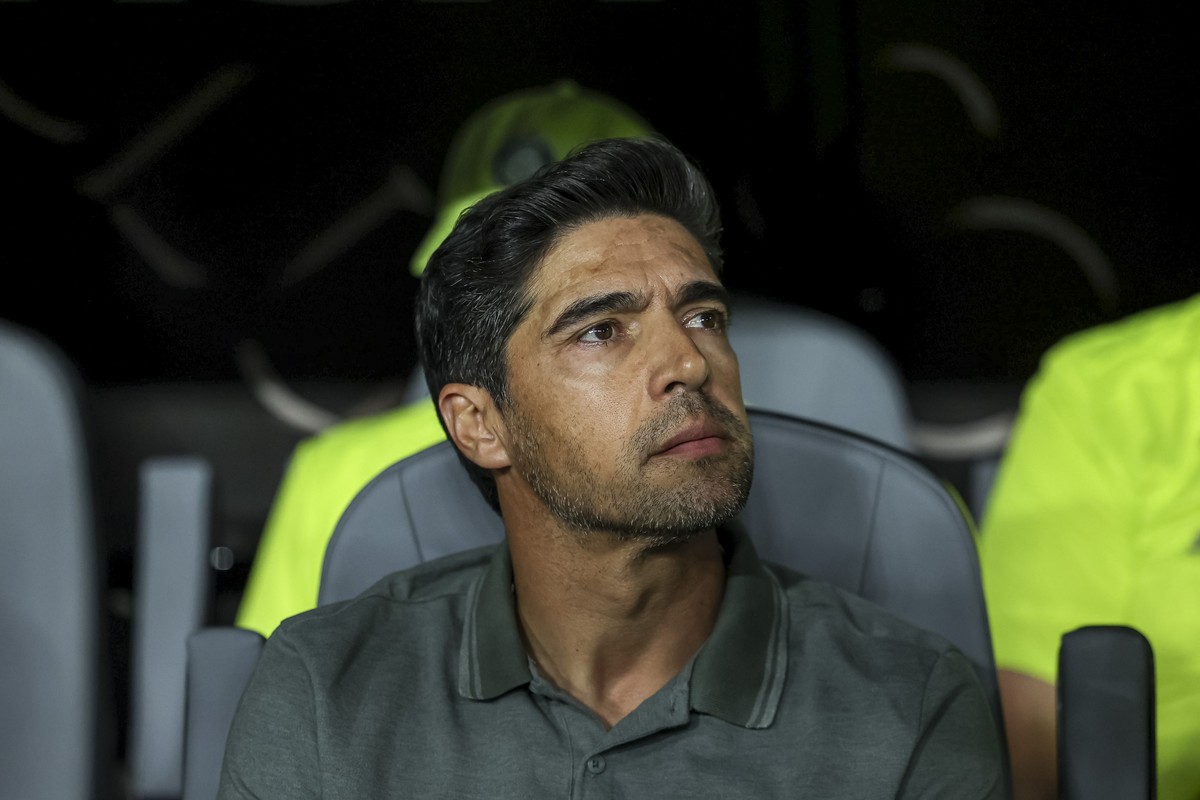 Abel Ferreira é suspenso por dois jogos pelo STJD e desfalca Palmeiras no Brasileirão
