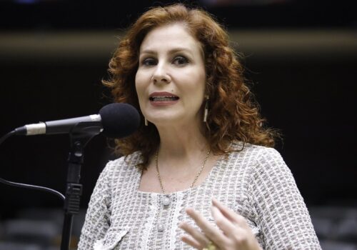 Carla Zambelli pede ao STF para vir ao Brasil sem ser presa e votar no primeiro turno das eleições
