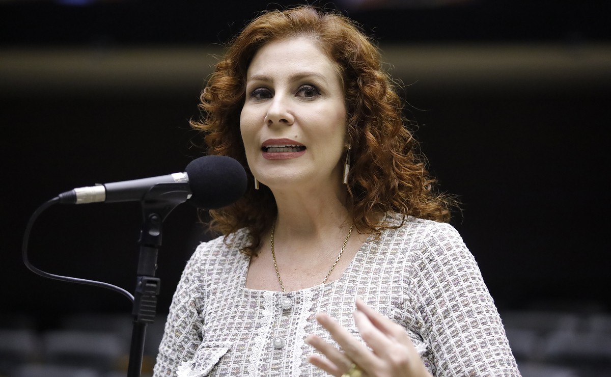 Carla Zambelli pede ao STF para vir ao Brasil sem ser presa e votar no primeiro turno das eleições