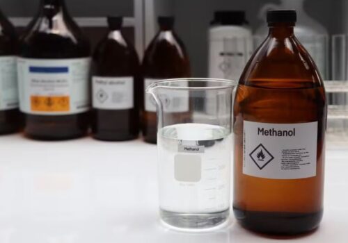 Bares mudam forma de comprar bebida um ano após primeira morte por metanol
