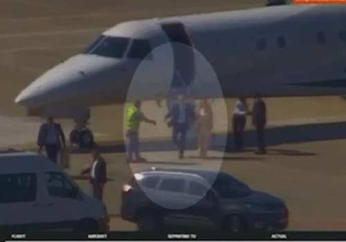 Imagem mostra Alexandre de Moraes e esposa desembarcando de avião ligado a Daniel Vorcaro