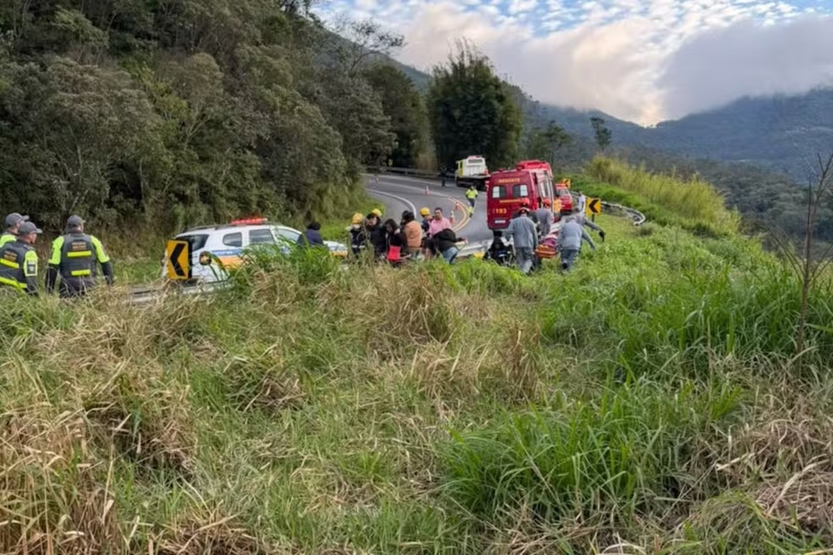 Seis pessoas morrem após ônibus cair em ribanceira em Cruzeiro (SP)