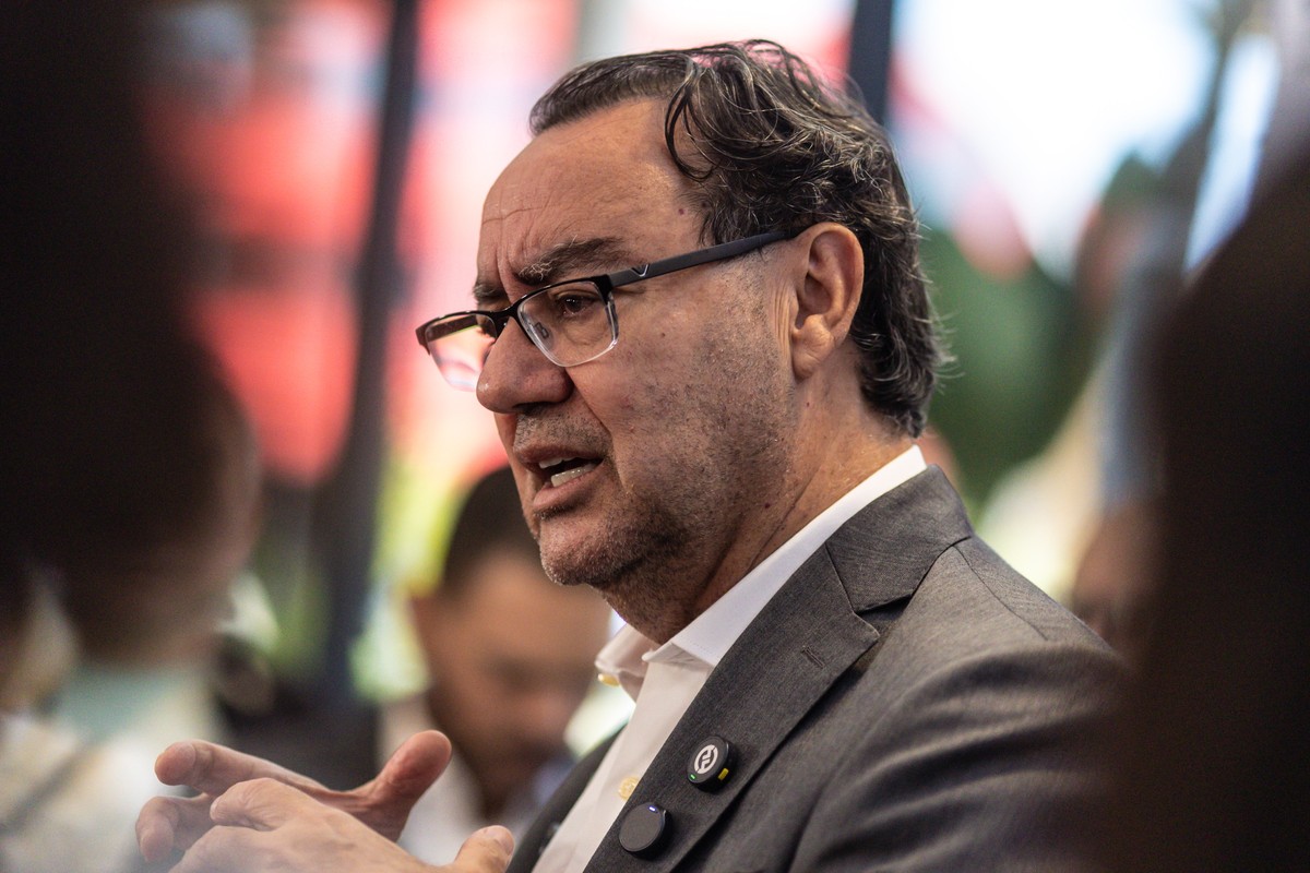 Cury faz campanha em igreja evangélica e promete duas mulheres no STF