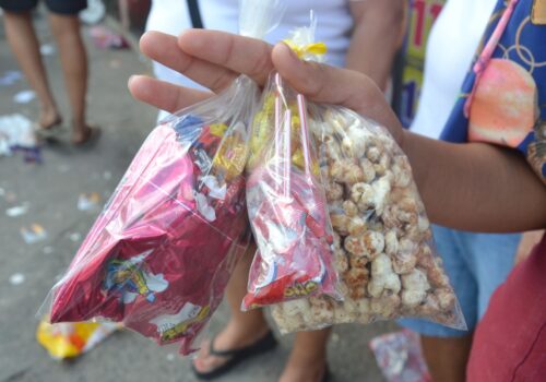 Milhares de fiéis participam das celebrações de São Cosme e Damião no Rio