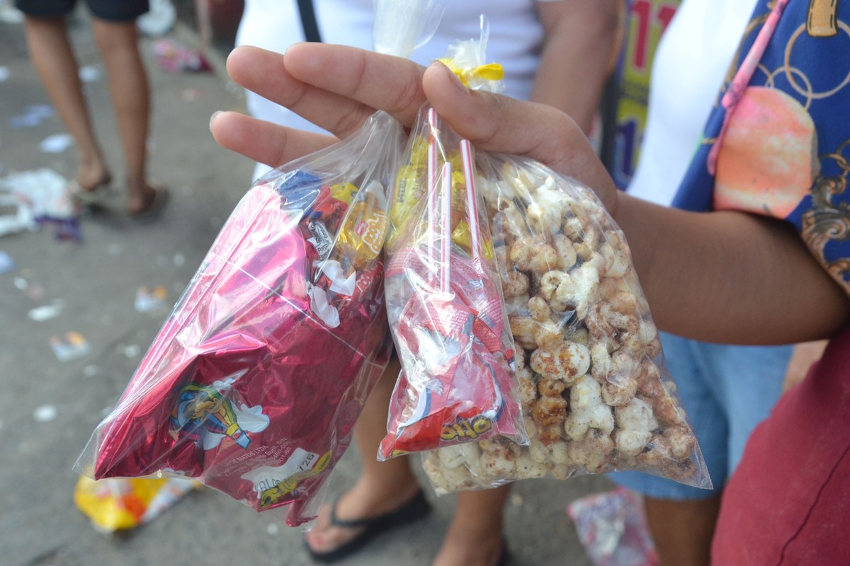 Milhares de fiéis participam das celebrações de São Cosme e Damião no Rio