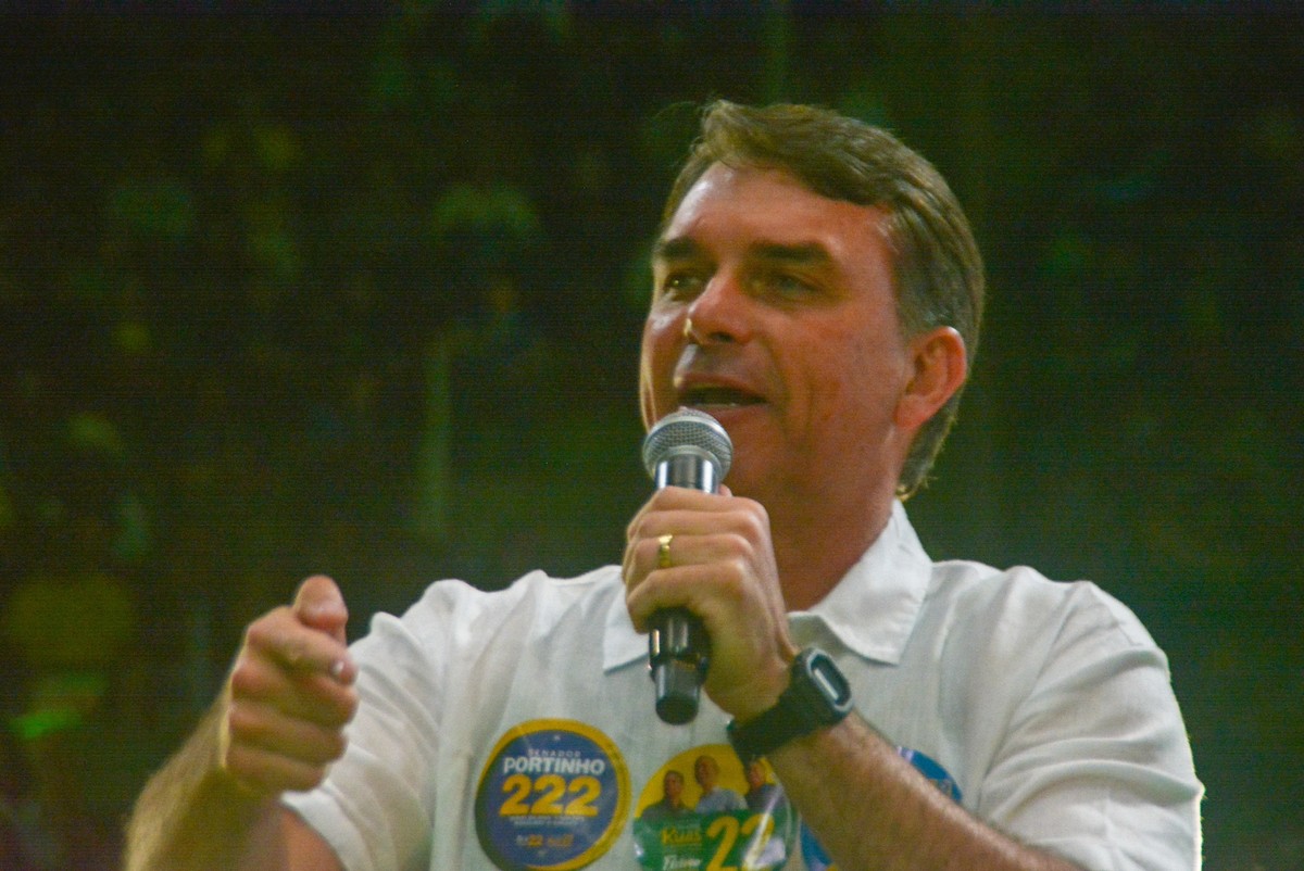 Flávio Bolsonaro promete voucher e casas de acolhimento para mulheres vítimas de violência