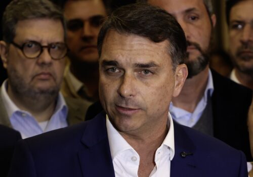 Flávio Bolsonaro diz que revelação de encontro de Mendonça com Vorcaro é “cortina de fumaça”