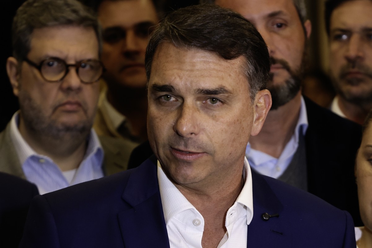 Flávio Bolsonaro diz que revelação de encontro de Mendonça com Vorcaro é “cortina de fumaça”