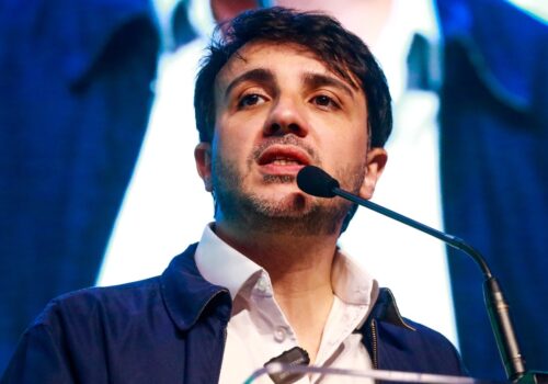 Renan Santos aciona TSE contra perfis estrangeiros no X por conteúdo pago favorável a Flávio Bolsonaro