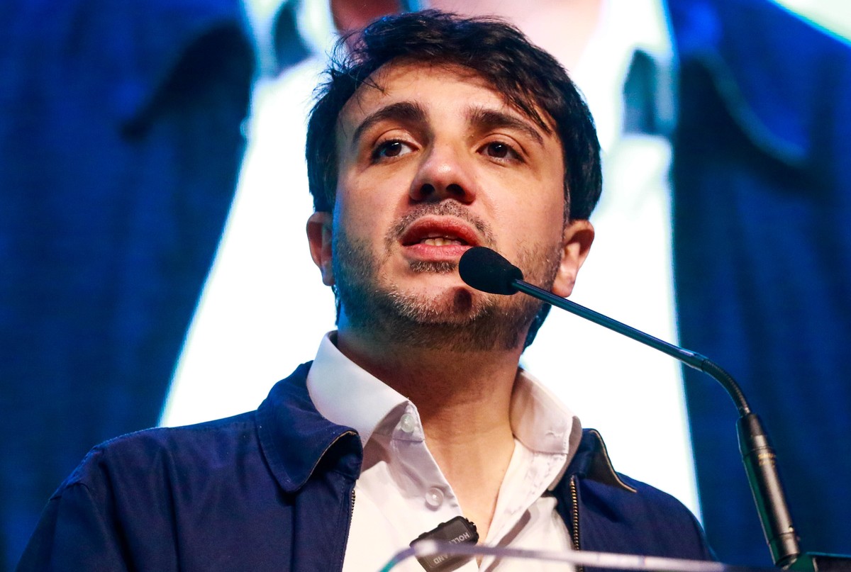 Renan Santos aciona TSE contra perfis estrangeiros no X por conteúdo pago favorável a Flávio Bolsonaro
