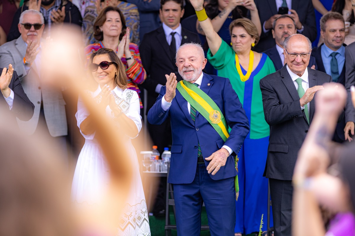 Representantes dos Três Poderes acompanham desfile de 7 de Setembro em meio à crise no STF