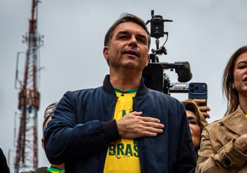 Flávio Bolsonaro diz ser a favor de quebra de sigilo de Mendonça sobre caso Dark Horse: 'povo merece saber'
