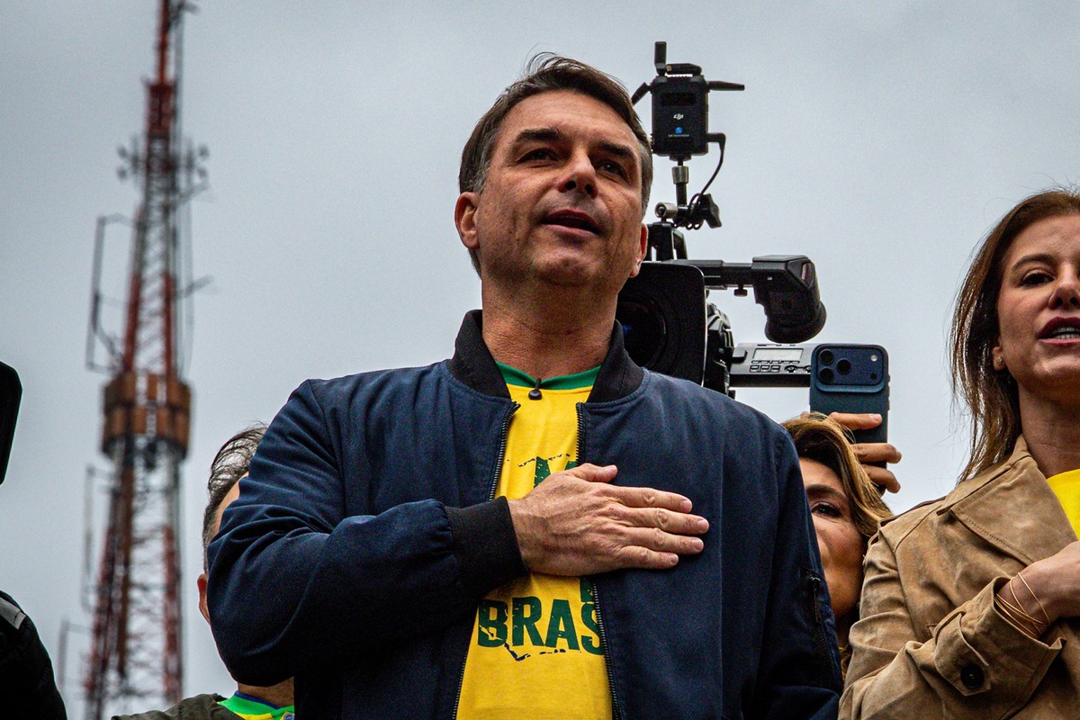 Flávio Bolsonaro diz ser a favor de quebra de sigilo de Mendonça sobre caso Dark Horse: 'povo merece saber'