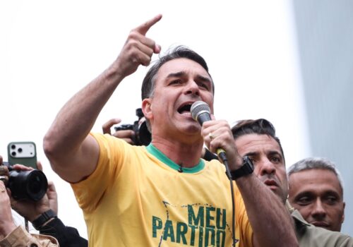 Em ato na Paulista, Flávio Bolsonaro diz que Moraes ‘vai cair’ e responsabiliza Lula por ‘caos moral’