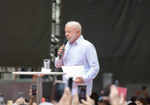 'Ninguém pode ser ministro da Suprema Corte para ficar rico', diz Lula durante comício